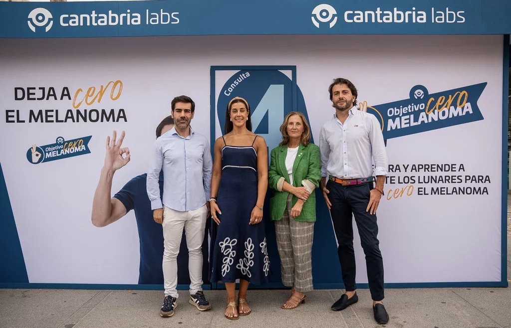 Carolina Marín junto a dermatólogos y representantes sanitarios durante una jornada de concienciación sobre el melanoma